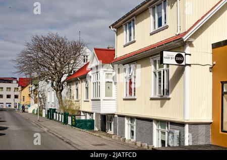 Reykjavik, Island, 25. April 2022: Dreistöckige Häuser in der Altstadt mit Keller, Hauptgeschoss und Dachboden, in verschiedenen Farben bemalt Stockfoto