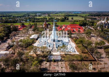 Tempel, buddhas und Skulpturen von Wat Phai Rong Wua in Suphan Buri, Thailand Stockfoto
