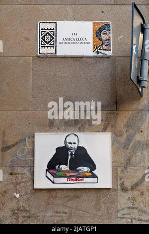 Gemälde des Präsidenten von Russland Wladimir Putin mit dem Spiel von Risko. An einer Straße im Stadtzentrum von Ravenna. Emilia-Romagna, Italien, Europa EU Stockfoto