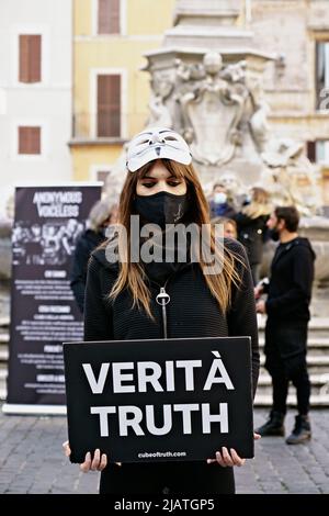 Mitglied der globalen Tierrechtsorganisation Anonymous for the Voiceless während einer Veranstaltung zur Öffentlichkeitsarbeit zum Cube of Truth in Rom, Italien, Europa. - Nahaufnahme Stockfoto