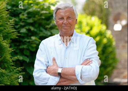 Bergisch Gladbach, Deutschland. 22.. Mai 2022. Der Politiker Wolfgang Bosbach (CDU) sitzt im Garten eines Hotels. Am 11. Juni 2022 wird er 70 Jahre alt. Quelle: Henning Kaiser/dpa/Alamy Live News Stockfoto