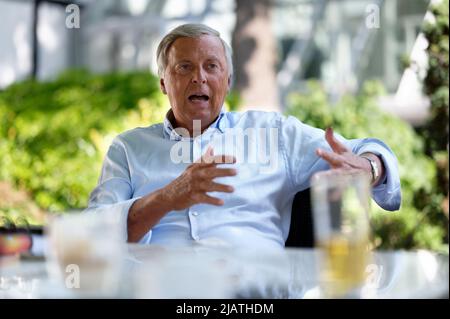 Bergisch Gladbach, Deutschland. 22.. Mai 2022. Der Politiker Wolfgang Bosbach (CDU) sitzt im Garten eines Hotels. Am 11. Juni 2022 wird er 70 Jahre alt. Quelle: Henning Kaiser/dpa/Alamy Live News Stockfoto