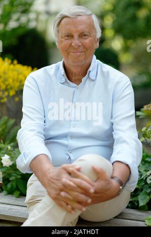 Bergisch Gladbach, Deutschland. 22.. Mai 2022. Der Politiker Wolfgang Bosbach (CDU) sitzt im Garten eines Hotels. Am 11. Juni 2022 wird er 70 Jahre alt. Quelle: Henning Kaiser/dpa/Alamy Live News Stockfoto