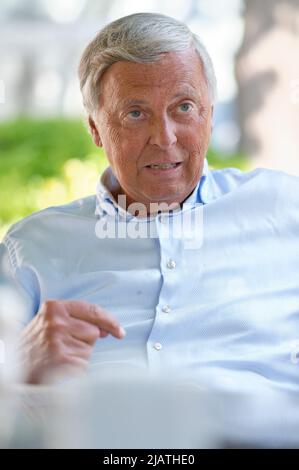 Bergisch Gladbach, Deutschland. 22.. Mai 2022. Der Politiker Wolfgang Bosbach (CDU) sitzt im Garten eines Hotels. Am 11. Juni 2022 wird er 70 Jahre alt. Quelle: Henning Kaiser/dpa/Alamy Live News Stockfoto