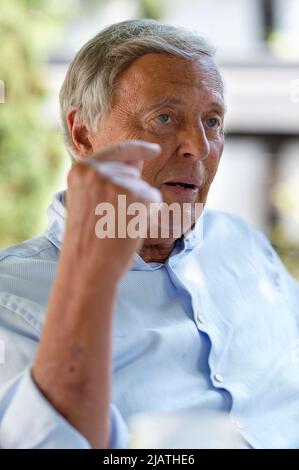 Bergisch Gladbach, Deutschland. 22.. Mai 2022. Der Politiker Wolfgang Bosbach (CDU) sitzt im Garten eines Hotels. Am 11. Juni 2022 wird er 70 Jahre alt. Quelle: Henning Kaiser/dpa/Alamy Live News Stockfoto