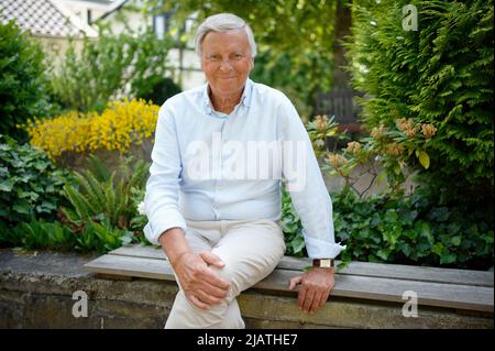 Bergisch Gladbach, Deutschland. 22.. Mai 2022. Der Politiker Wolfgang Bosbach (CDU) sitzt im Garten eines Hotels. Am 11. Juni 2022 wird er 70 Jahre alt. Quelle: Henning Kaiser/dpa/Alamy Live News Stockfoto