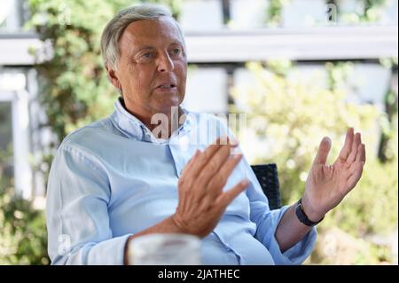 Bergisch Gladbach, Deutschland. 22.. Mai 2022. Der Politiker Wolfgang Bosbach (CDU) sitzt im Garten eines Hotels. Am 11. Juni 2022 wird er 70 Jahre alt. Quelle: Henning Kaiser/dpa/Alamy Live News Stockfoto