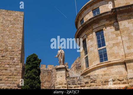 Blick auf den römischen archäologischen Komplex, der Teil eines Komplexes um das Amphitheater mit der Statue eines römischen Konsuls in der Mitte ist. Gebaut in der II? Jahrhundert während der Herrschaft von Hadrian, ist der Circus Antico von Tarragona Teil eines römischen archäologischen Komplexes, der von den lokalen Behörden auf touristischen Wert gesetzt wurde. t ist in der UNESCO-Liste des Weltkulturerbes enthalten. Seit 1998, 'tarraco Viva' ist ein Festival, das die römische Kultur von Tarragona im Laufe des Monats Mai präsentiert. Es ist ein großer Gewinn, Kreuzfahrtkunden anzuziehen. Seit 2021 hat der Hafen von Tarragona eine Investition angekündigt, um zu erhöhen Stockfoto