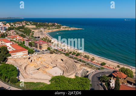 Luftaufnahme des Amphitheaters von Tarragona, das am Meer erbaut wurde. Gebaut in der II? Jahrhundert während der Herrschaft von Hadrian, ist der Circus Antico von Tarragona Teil eines römischen archäologischen Komplexes, der von den lokalen Behörden auf touristischen Wert gesetzt wurde. t ist in der UNESCO-Liste des Weltkulturerbes enthalten. Seit 1998, 'tarraco Viva' ist ein Festival, das die römische Kultur von Tarragona im Laufe des Monats Mai präsentiert. Es ist ein großer Gewinn, Kreuzfahrtkunden anzuziehen. Seit 2021 hat der Hafen von Tarragona eine Investition angekündigt, um die Kapazität für Kreuzschiffe zu erhöhen und die Anzahl der touristischen Besuche zu erhöhen. Der Stockfoto