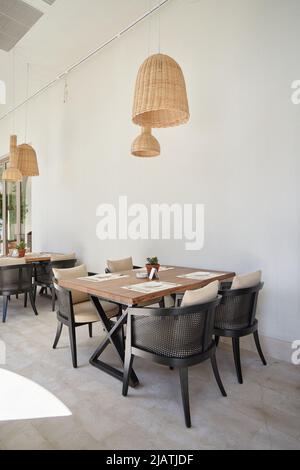 Leerer Holztisch in einem Restaurant im Öko-Stil Stockfoto