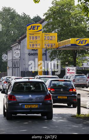 2022-06-01 10:55:02 GRONAU - Massen an einer Tankstelle in der deutschen Grenzstadt Gronau bei Enschede. Autofahrer aus den Niederlanden tanken bei den östlichen Nachbarn, die die Verbrauchsteuern auf Kraftstoff gesenkt haben. Ab heute gilt dort der niedrigste Verbrauchsteuerwert, der in der Europäischen Union zulässig ist, was für viele Niederländer Grund ist, die Grenze zu überqueren. ANP / Hollandse Hoogte / VINCENT JANNINK niederlande Out - belgien Out Stockfoto
