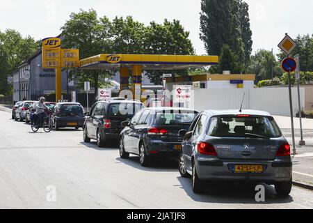 2022-06-01 10:56:11 GRONAU - Massen an einer Tankstelle in der deutschen Grenzstadt Gronau bei Enschede. Autofahrer aus den Niederlanden tanken bei den östlichen Nachbarn, die die Verbrauchsteuern auf Kraftstoff gesenkt haben. Ab heute gilt dort der niedrigste Verbrauchsteuerwert, der in der Europäischen Union zulässig ist, was für viele Niederländer Grund ist, die Grenze zu überqueren. ANP / Hollandse Hoogte / VINCENT JANNINK niederlande Out - belgien Out Stockfoto