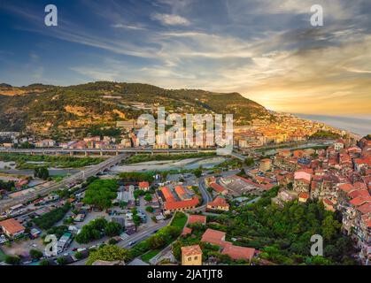 Schöne Panoramasicht auf Ventimiglia in Italien, Ligurien. Ligurische Riviera, Provinz Imperia Stockfoto