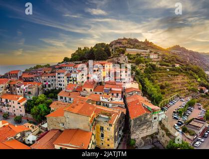 Schöne Panoramasicht auf Ventimiglia in Italien, Ligurien. Ligurische Riviera, Provinz Imperia.schöne Panorama-Aussicht auf Ventimiglia in Stockfoto