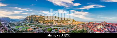 Schöne Panoramasicht auf Ventimiglia in Italien, Ligurien. Ligurische Riviera, Provinz Imperia Stockfoto