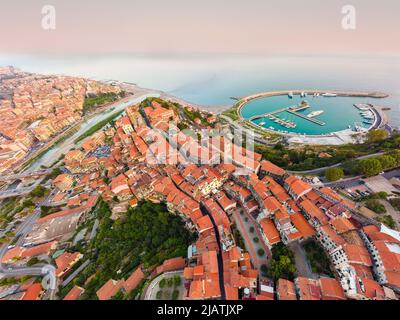 Luftdrohne von Cala Del Forte, neuer Yachthafen in Ventimiglia, Ligurien, Italien im Besitz von Monaco Ports. Schöne Panorama-Luftaufnahme von fliegenden Drohnen auf Stockfoto