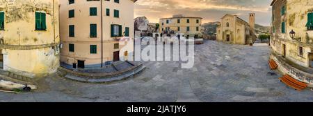 Schöner Panoramablick auf den Colletta Platz und die Kirche San Michele Arcangelo in der mittelalterlichen Altstadt von Ventimiglia in Italien, Ligurien, Italien Stockfoto