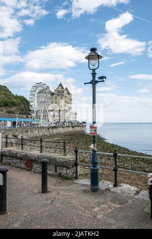 Llandudno Promenade an der Küste von Nordwales mit dem neuen Riesenrad und dem Grand Hotel im Hintergrund Stockfoto