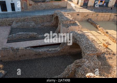 28. Mai 2022, Tarragona, Katalonien, Spanien: Die gewölbten Korridore sind von außerhalb des archäologischen Komplexes zu sehen. Gebaut in der II? Jahrhundert während der Herrschaft von Hadrian, ist der Circus Antico von Tarragona Teil eines römischen archäologischen Komplexes, der von den lokalen Behörden auf touristischen Wert gesetzt wurde. t ist in der UNESCO-Liste des Weltkulturerbes enthalten. Seit 1998, ''tarraco Viva'' ist ein Fest, das die römische Kultur von Tarragona im Mai präsentiert. Es ist ein großer Gewinn, um Kreuzfahrtkunden anzuziehen.seit 2021 hat der Hafen von Tarragona eine Investition zur Erhöhung der Kapazität für cr angekündigt Stockfoto