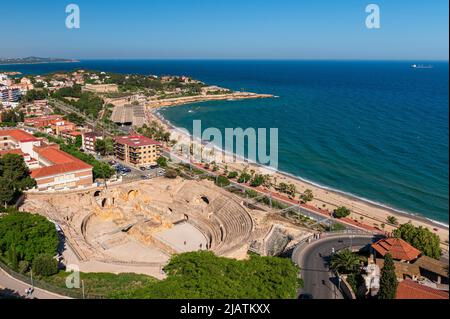 Tarragona, Katalonien, Spanien. 28.. Mai 2022. Luftaufnahme des Amphitheaters von Tarragona, das am Meer erbaut wurde. Gebaut in der II? Jahrhundert während der Herrschaft von Hadrian, ist der Circus Antico von Tarragona Teil eines römischen archäologischen Komplexes, der von den lokalen Behörden auf touristischen Wert gesetzt wurde. t ist in der UNESCO-Liste des Weltkulturerbes enthalten. Seit 1998, ''tarraco Viva'' ist ein Fest, das die römische Kultur von Tarragona im Mai präsentiert. Es ist ein großer Gewinn, um Kreuzfahrtkunden anzuziehen.seit 2021 hat der Hafen von Tarragona eine Investition angekündigt, um die Kapazität für Kreuzschiffe zu erhöhen Stockfoto