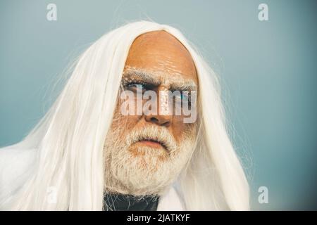 Ernsthafter böser Mensch. Bärtiger Mann, gekleidet wie Halloween Monster. Horror mit gruseligen Halloween Dämon Mann. Gruseliger Halloween-Mann im Hut - Studio Stockfoto