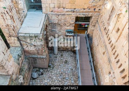 Tarragona, Katalonien, Spanien. 28.. Mai 2022. Blick auf das römische archäologische Erbe, das Teil eines Komplexes rund um das Amphitheater ist. Gebaut in der II? Jahrhundert während der Herrschaft von Hadrian, ist der Circus Antico von Tarragona Teil eines römischen archäologischen Komplexes, der von den lokalen Behörden auf touristischen Wert gesetzt wurde. t ist in der UNESCO-Liste des Weltkulturerbes enthalten. Seit 1998, ''tarraco Viva'' ist ein Fest, das die römische Kultur von Tarragona im Mai präsentiert. Es ist ein großer Gewinn, um Kreuzfahrtkunden anzuziehen.seit 2021 hat der Hafen von Tarragona eine Investition angekündigt, um zu erhöhen Stockfoto