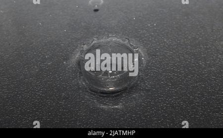 Nahaufnahme des Spritzes von einem fallenden Wassertropfen Stockfoto