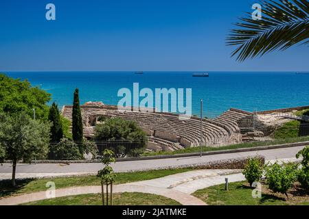 28. Mai 2022, Tarragona, Katalonien, Spanien: Blick auf das Amphitheater von Tarragona, das am Meer erbaut wurde. Gebaut in der II? Jahrhundert während der Herrschaft von Hadrian, ist der Circus Antico von Tarragona Teil eines römischen archäologischen Komplexes, der von den lokalen Behörden auf touristischen Wert gesetzt wurde. t ist in der UNESCO-Liste des Weltkulturerbes enthalten. Seit 1998, ''tarraco Viva'' ist ein Fest, das die römische Kultur von Tarragona im Mai präsentiert. Es ist ein großer Gewinn, um Kreuzfahrtkunden anzuziehen.seit 2021 hat der Hafen von Tarragona eine Investition angekündigt, um die Kapazität für Kreuzschiffe und Inc Stockfoto