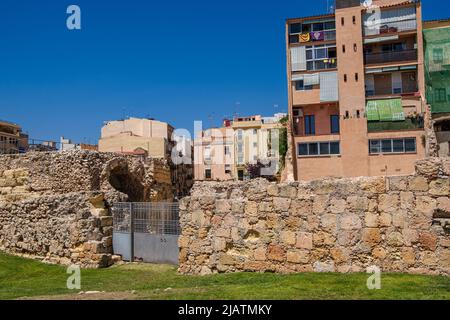 28. Mai 2022, Tarragona, Katalonien, Spanien: Blick auf den römischen archäologischen Komplex, der von einem modernen Gebäude umgeben ist. Gebaut in der II? Jahrhundert während der Herrschaft von Hadrian, ist der Circus Antico von Tarragona Teil eines römischen archäologischen Komplexes, der von den lokalen Behörden auf touristischen Wert gesetzt wurde. t ist in der UNESCO-Liste des Weltkulturerbes enthalten. Seit 1998, ''tarraco Viva'' ist ein Fest, das die römische Kultur von Tarragona im Mai präsentiert. Es ist ein großer Gewinn, um Kreuzfahrtkunden zu gewinnen.seit 2021 hat der Hafen von Tarragona eine Investition angekündigt, um die Kapazität für c zu erhöhen Stockfoto