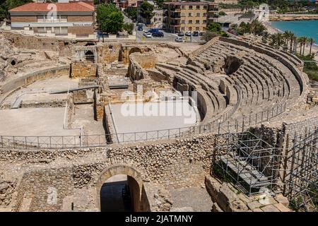 Tarragona, Katalonien, Spanien. 28.. Mai 2022. Blick auf das Amphitheater von Tarragona. Gebaut in der II? Jahrhundert während der Herrschaft von Hadrian, ist der Circus Antico von Tarragona Teil eines römischen archäologischen Komplexes, der von den lokalen Behörden auf touristischen Wert gesetzt wurde. t ist in der UNESCO-Liste des Weltkulturerbes enthalten. Seit 1998, ''tarraco Viva'' ist ein Fest, das die römische Kultur von Tarragona im Mai präsentiert. Es ist ein großer Gewinn, um Kreuzfahrtkunden anzuziehen.seit 2021 hat der Hafen von Tarragona eine Investition angekündigt, um die Kapazität für Kreuzschiffe zu erhöhen und die Anzahl zu erhöhen Stockfoto