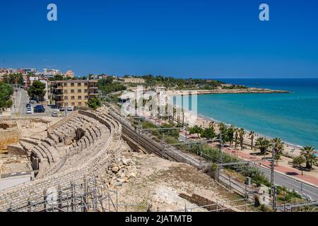 28. Mai 2022, Tarragona, Katalonien, Spanien: Blick auf das Amphitheater von Tarragona, das am Meer gebaut wurde, mit der modernen Stadt im Hintergrund. Gebaut in der II? Jahrhundert während der Herrschaft von Hadrian, ist der Circus Antico von Tarragona Teil eines römischen archäologischen Komplexes, der von den lokalen Behörden auf touristischen Wert gesetzt wurde. t ist in der UNESCO-Liste des Weltkulturerbes enthalten. Seit 1998, ''tarraco Viva'' ist ein Fest, das die römische Kultur von Tarragona im Mai präsentiert. Es ist ein großer Gewinn, um Kreuzfahrtkunden zu gewinnen.seit 2021 hat der Hafen von Tarragona eine Investition an i angekündigt Stockfoto