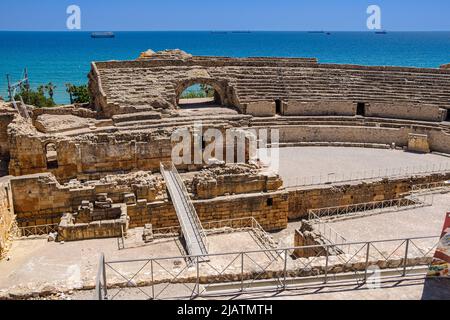 28. Mai 2022, Tarragona, Katalonien, Spanien: Blick auf das Amphitheater von Tarragona, das am Meer erbaut wurde. Gebaut in der II? Jahrhundert während der Herrschaft von Hadrian, ist der Circus Antico von Tarragona Teil eines römischen archäologischen Komplexes, der von den lokalen Behörden auf touristischen Wert gesetzt wurde. t ist in der UNESCO-Liste des Weltkulturerbes enthalten. Seit 1998, ''tarraco Viva'' ist ein Fest, das die römische Kultur von Tarragona im Mai präsentiert. Es ist ein großer Gewinn, um Kreuzfahrtkunden anzuziehen.seit 2021 hat der Hafen von Tarragona eine Investition angekündigt, um die Kapazität für Kreuzschiffe und Inc Stockfoto