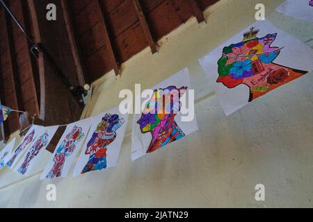 Devon, UK, 31/05/2022, Eine Auswahl von Dekorationen für das Platin-Jubiläum von Königin Elizabeth II, die von der Children of Blackpool Primary School, Bickington, Devon, bereitgestellt werden. Stockfoto