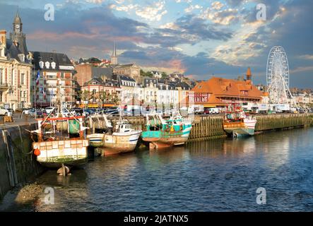 Trouville sur Mer, Frankreich - Mai 21 2019: Dramatische Panoramalicht auf den Touques-Flussufer mit Fischerbooten und Fischmarkt in der Innenstadt von Trouville Stockfoto