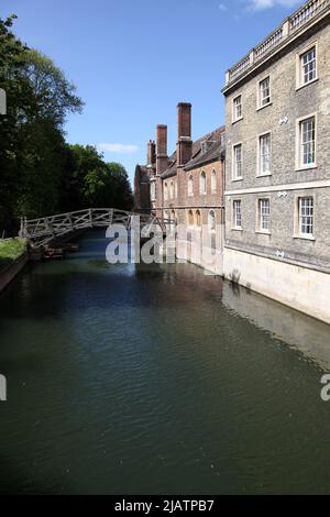 Die 'mathematische Brücke' über den Fluss CAM in Cambridge. Diese berühmte Holzbrücke am Queens College wurde ursprünglich im Jahr 1749 entworfen und gebaut, aber h Stockfoto