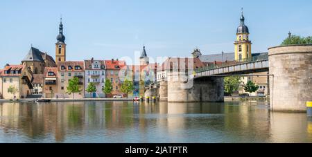 Die historische Altstadt von Kitzingen am Main in Unterfranken mit der historischen Steinbrücke Stockfoto