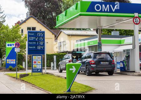 MÜNCHEN, DEUTSCHLAND - 1. JUNI: Preistafel an der Tankstelle, in der die Preise für Gas am 1. Juni 2022 in München angezeigt werden. Ab dem 1.. Juni haben die Steuern Stockfoto