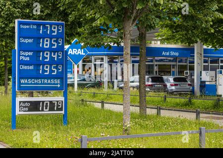 MÜNCHEN, DEUTSCHLAND - 1. JUNI: Preistafel an der Tankstelle, in der die Preise für Gas am 1. Juni 2022 in München angezeigt werden. Ab dem 1.. Juni haben die Steuern Stockfoto