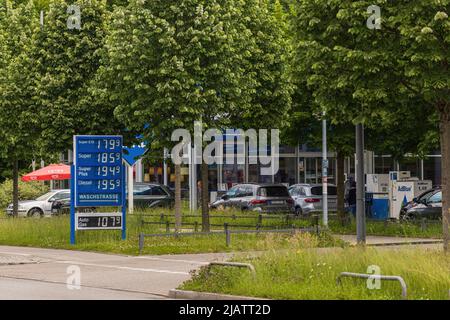 MÜNCHEN, DEUTSCHLAND - 1. JUNI: Preistafel an der Tankstelle, in der die Preise für Gas am 1. Juni 2022 in München angezeigt werden. Ab dem 1.. Juni haben die Steuern Stockfoto