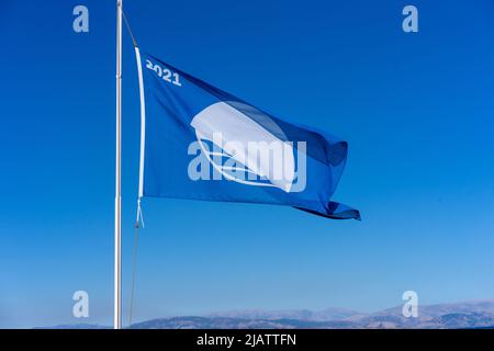 Blaue Flagge 2021, Symbol der hohen Qualität der Strände und des Meeres Stockfoto