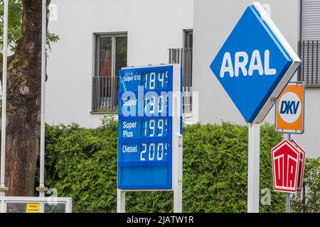 MÜNCHEN, DEUTSCHLAND - 1. JUNI: Preistafel an der Tankstelle, in der die Preise für Gas am 1. Juni 2022 in München angezeigt werden. Ab 1.. Juni Energiesteuern Stockfoto