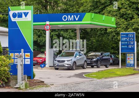 MÜNCHEN, DEUTSCHLAND - 1. JUNI: Preistafel an der Tankstelle, in der die Preise für Gas am 1. Juni 2022 in München angezeigt werden. Ab 1.. Juni Energiesteuern Stockfoto