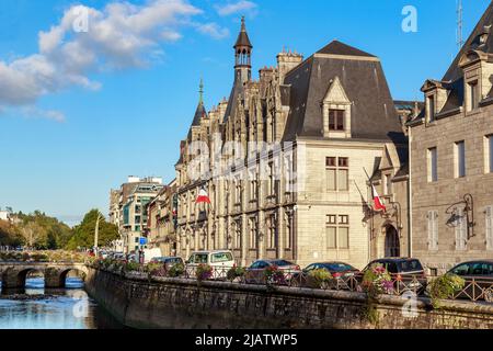 QUIMPER, FRANKREICH - 5. SEPTEMBER 2019: Dies ist das Gebäude der Präfektur Finistere, das Anfang des 20.. Jahrhunderts im Stil der Neorenaissance erbaut wurde Stockfoto