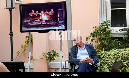 Im Rahmen der Ausstellung „Mythen und Träume in der Sammlung Elgiz“, die in Zusammenarbeit mit dem Arkas Art Center und dem Elgiz Museum organisiert wurde, fand ein Kunstgespräch statt. Der berühmte italienische Künstler Antonio Riello traf sich gestern mit Kunstliebhabern und wurde vom italienischen Konsulat in Izmir unterstützt. Der Künstler nimmt mit zwei seiner Arbeiten an der Ausstellung Teil. Einer von ihnen ist "Ein verzweifelter Versuch des Lasters, auf Tugend zu kommen" und der andere ist "La Giostrina". Stockfoto