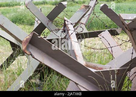 Hedgehod-Panzerabwehr mit rostigen Stacheldraht Stockfoto