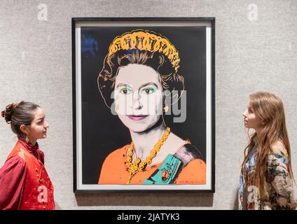 Bonhams, New Bond Street, London, Großbritannien. 1.. Juni 2022. Der Londoner Verkauf von Bonhams Prints & Multiples findet am 29. Juni statt. Basierend auf einem Foto von Peter Grugeon, das anlässlich des Silbernen Jubiläums Ihrer Majestät im Jahr 1977 veröffentlicht wurde, verleiht Andy Warhols Queen Elizabeth II, 1985, der Queen eine unverkennbare Warhol-Pop-Art-Verjüngungskur. Queen Elizabeth II, ein einzigartiger Siebdruck in Farben von Andy Warhol (1928-1987), führt den Londoner Verkauf an. Der Druck, der Teil von Warhols Serie „Reigning Queens“ von 1985 war, hat eine Schätzung von £120.000 - 180.000. Quelle: Malcolm Park/Alamy Live News Stockfoto