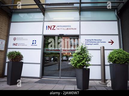 Hamburg, Deutschland. 01.. Juni 2022. Der Eingang zum neuen Integrierten Notfallzentrum (INZ) im Zentrum für Notfall- und Akutmedizin im Marienkrankenhaus. Die Kassenärztliche Vereinigung Hamburg (KVH) und das katholische Marienkrankenhaus haben am Mittwoch das erste INZ (Integrated Emergency Center) in Hamburg eröffnet. Quelle: Christian Charisius/dpa/Alamy Live News Stockfoto