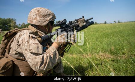 Ein US-Marine, das der India Company, dem 3. Bataillon, dem 23. Marine Regiment, zugewiesen wurde, zielt während einer Missionsübung in Fort Campbell, Kentucky, am 20. Mai 2022 auf einen Granatwerfer mit M203 Granaten. India Company traf sich mit anderen Einheiten ab 3/23 in Fort Campbell zu einer Missionsübung, um sich auf die bevorstehende integrierte Trainingsübung (ITX) 4-22 im Sommer 2022 vorzubereiten. Die Marines of India Company und die Lima Company führten Live-Feuermanöver-Training auf einer Strecke durch, die die Trainingsbereiche bei ITX simulieren soll. (USA Marine Corps Foto von CPL. James Stanfield) Stockfoto