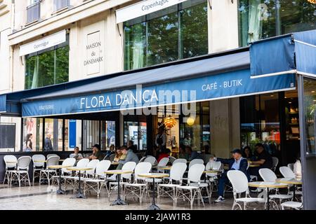 PARIS, FRANKREICH - 20. MAI 2022: Restaurant und Brauerei Flora Danica auf der Champs Elysees im Frühjahr 2022 Stockfoto