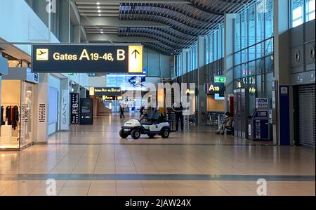 Hamburg, Deutschland. 01.. Juni 2022. Ein Terminal wurde am Flughafen abgeräumt. Die Bundespolizei hat den Sicherheitsbereich dort geräumt. "Aufgrund polizeilicher Ermittlungen wurde der zentrale Kontrollpunkt geräumt", sagte eine Sprecherin der Bundespolizei. Im Moment konnten keine Flugzeuge starten. Kredit: Marcus Brandt/dpa/Alamy Live Nachrichten Stockfoto